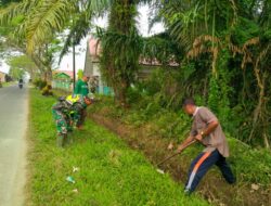 Gotong Royong Bersihkan Rumput, Serka Rafly Babinsa Madat dan Warga Peduli Lingkungan