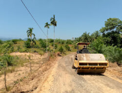 Truk Pengangkut Material Terus Beroperasi di Lokasi Pembukaan Jalan di TMMD Reguler ke 119