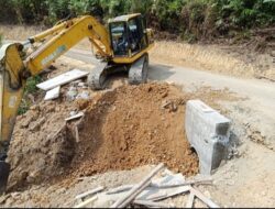 Ekskavator Kembali Digunakan Untuk Pekerjaan Penimbunan Tanah Di Plat Beton Dan Gorong – Gorong.