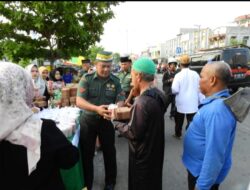 Kodim 0117/Aceh Tamiang Bagikan Ratusan Takjil untuk berbuka puasa