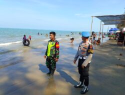 Babinsa dan dan Bhabinkamtibmas Bersatu, Ajak Pengunjung Pantai Kuala Mak Leugeu Menjaga Keamanan saat Liburan di pantai.