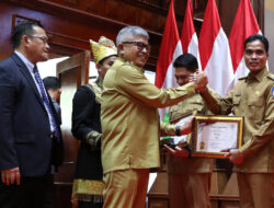 Pj. Walikota Langsa Syaridin S.Pd., M.Pd Terima Penghargaan Anugerah Kota Terbaik 1 Dari Pemerintah Aceh