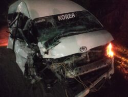 Mobil Penumpang Hiace Kontra Truck Tronton Terlibat Lakalantas di Kabupaten Aceh Tamiang