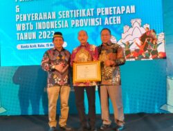 PJ. Sekda Tri Kurnia Terima Sertifikat WBTb Rateb Berjalan Jadi Warisan Budaya