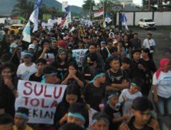 Aksi Tolak Reklamasi Manado Utara Dengan Longmarch Dan Aksi Parade Perahu Nelayan