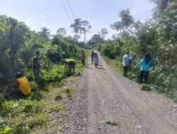 Peduli Lingkungan Bersih, Danpos Ramil Sekerak Bersama Forkopimcam Gotong Royong Bersihkan Ruas Jalan