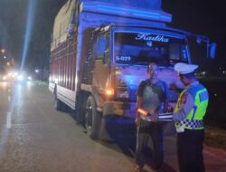 Cegah Kecelakaan, Satlantas Polres Aceh Tamiang Berikan Teguran Kepada Para Supir Truck Yang Parkir Sembarangan 