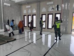 Baju Loreng Ikut Gotong Royong Bersama Warga Bersihkan Masjid Nurul Yaq’in