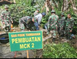 Anggota TMMD Kodim 0106 Aceh Tengah Bersama Warga Rehab MCK