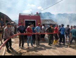 Sigap, Polsek Pegasing Bersama TNI dan Warga Bantu Padamkan Kebakaran Rumah di Tebuk