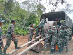 Truk TNI Turunkan,Material Gorong-Gorong Di Lokasi TMMD Ke -121 Desa Kemenyen.