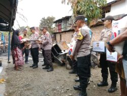 Kapolsek Kuala Simpang Serahkan Bantuan Untuk Warga Yang Rumahnya Mengalami Kebakaran