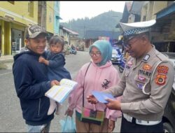 Satlantas Polres Aceh Tengah Sosialisasikan Tertib Berlalulintas Kepada Pengendara Disertai Pembagian Buku dan Stiker