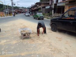 Material Tanah Bercampur Batu Berserakan di Jalan Raya, Membahayakan Pengendara di Kampung Uning