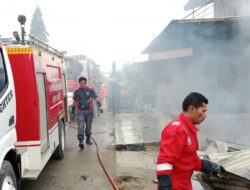 Tiga Mobil Damkar Aceh Tamiang Diterjunkan Padamkan Tiga Rumah Yang Terbakar