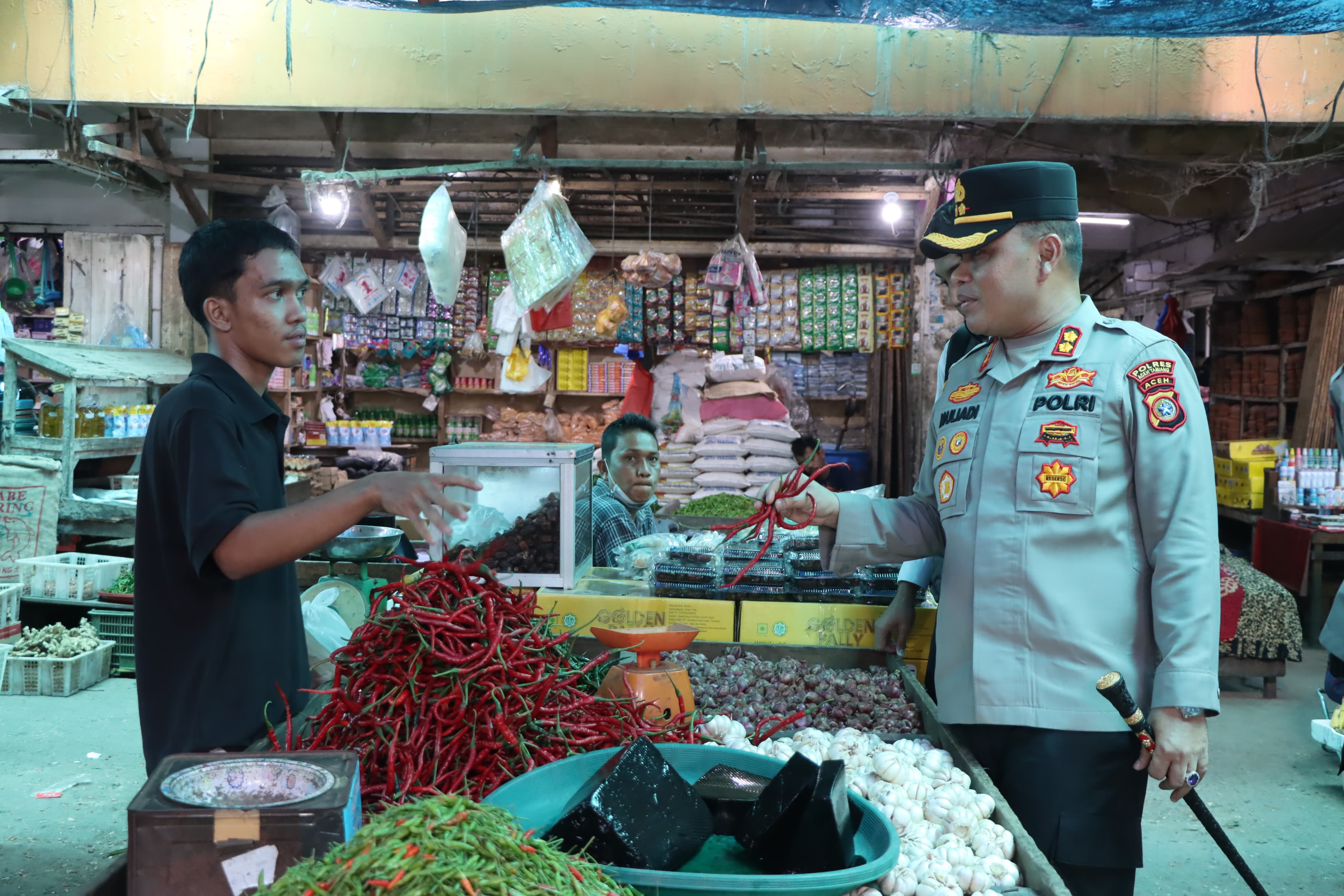 Pastikan Ketersediaan dan Harga Bahan Pokok Stabil, Kapolres Aceh Tamiang  Turun Langsung ke Pasar Kota Kualasimpang