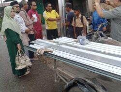 Kadisdik Aceh Tamiang Menyalurkan Bantuan Material Kepada Korban Kebakaran Rumah