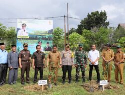 Pj. Bupati Aceh Tamiang, Drs. Asra, Tanam Pohon Durian Dalam Program Tahiroe Aceh