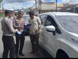 Tingkatkan Kesadaran Berlalulintas, Satlantas Gencar Lakukan Sosialisasi Disertai Pemberian Buku dan Stiker