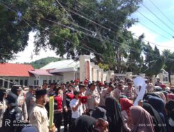 Ratusan Warga Geruduk Gedung DPRK Aceh Tengah Menuntut Keadilan Tentang Pembongkaran Cangkul Padang di Danau Lut Tawar
