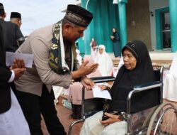 Kapolres Aceh Tengah Laksanakan Shalat Idul Adha dan Salurkan Bantuan Sosial untuk Warga