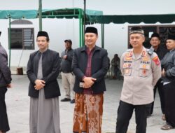 Ikut Berqurban, Kapolres Aceh Tengah Saksikan Penyembelihan Hewan Qurban Idul Adha 1446 H di Masjid Ruhama Takengon.