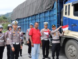 Jelang HUT RI ke-80, Kapolres Aceh Tengah Bagikan Bendera Merah Putih kepada Masyarakat