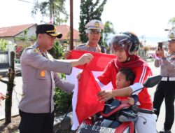 Dalam Rangka Menyambut HUT RI Ke-80, Polres Aceh Tengah dan Bhayangkari Bagikan Bendera Merah Putih Kepada Warga